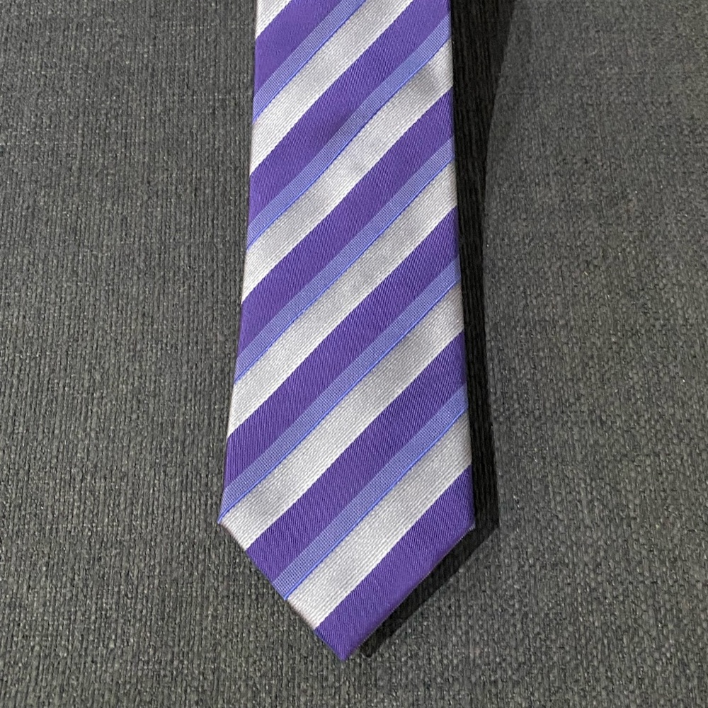 EUC Mens Hugo Boss tie. Worn only once to an event. 100% silk